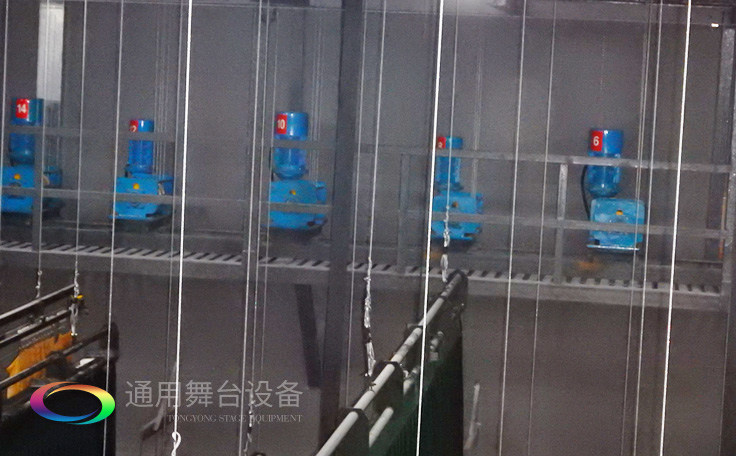 十余年銳意攀登，奮發(fā)圖強(qiáng)！舞臺(tái)幕布、機(jī)械等一站式選購(gòu)供應(yīng)商，舞臺(tái)機(jī)械、音響、燈光工程設(shè)計(jì)施工承包壹級(jí)資質(zhì)——通用舞臺(tái)