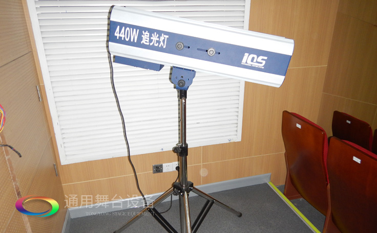 十余年銳意攀登，奮發(fā)圖強(qiáng)！舞臺(tái)幕布、機(jī)械等一站式選購(gòu)供應(yīng)商，舞臺(tái)機(jī)械、音響、燈光工程設(shè)計(jì)施工承包壹級(jí)資質(zhì)——通用舞臺(tái)