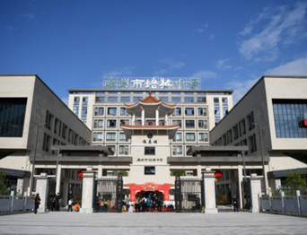 通用舞臺吊桿承接廣州市培英中學(xué)，大屏幕顯示系統(tǒng)、音頻擴(kuò)聲系統(tǒng)、燈光系統(tǒng)、舞臺吊桿及機(jī)械等多系統(tǒng)相互協(xié)作