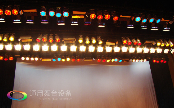 燈光吊桿機(jī)組成(桿體結(jié)構(gòu)、卷揚系統(tǒng)和控制系統(tǒng)等)及相關(guān)參數(shù)