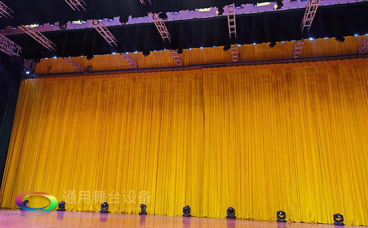 牽引大幕啟閉運動的機械設(shè)備。大幕機（proscenium curtain machinery）
