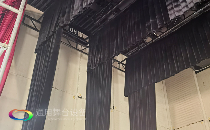 設(shè)置在舞臺(tái)上空，以金屬排架懸掛燈具的設(shè)備——燈光吊架Side lighting ladder通用舞臺(tái)吊桿